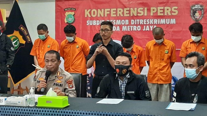 Polda Metro Jaya merilis penangkapan pelaku begal di Bekasi. Tiga korbannya adalah di bawah umur.