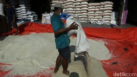 Perdebatan tentang impor beras masih berlanjut sebab dari sisi instansi pemerintah saja masih ada yang beda pandangan. Salah satu yang paling mencolok adalah beda pendapat antara Menteri Perdagangan Muhammad Lutfi dan Direktur Utama Perum Bulog Budi Waseso (Buwas).