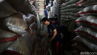 Lutfi mengungkapkan stok beras di Perum Bulog saat ini adalah yang terendah sepanjang sejarah. Sampai Maret ini, stok beras di Perum Bulog tak mencapai 500.000 ton. Padahal, seharusnya di Perum Bulog itu tersedia stok antara 1-1,5 juta ton beras setiap tahunnya.