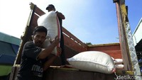 Sampai saat ini pun, Bulog baru mampu menyerap sekitar 85.000 ton beras dari hasil panen raya. Padahal seharusnya, Bulog harus bisa menyetok 400.000-500.000 ton beras untuk mencapai standar stok ideal 1 juta ton tadi. Hal inilah yang kemudian jadi pertimbangan Lutfi untuk impor beras yang belakangan heboh diperdebatkan publik.
