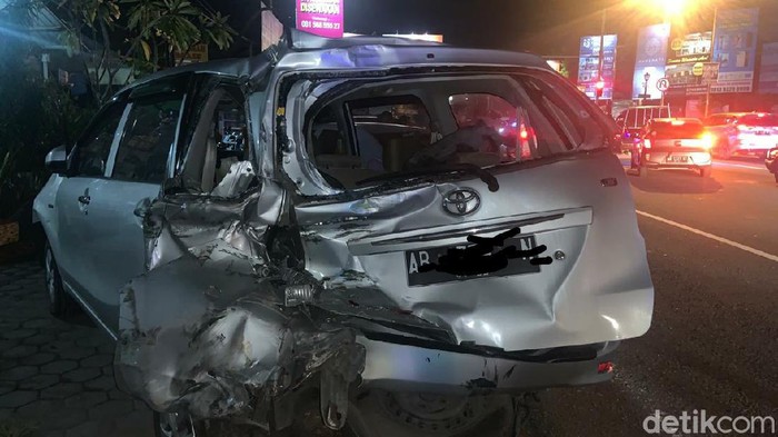 Salah satu mobil korban kecelakaan di Ringroad Sleman. Foto kiriman warga teman kontri Sleman.