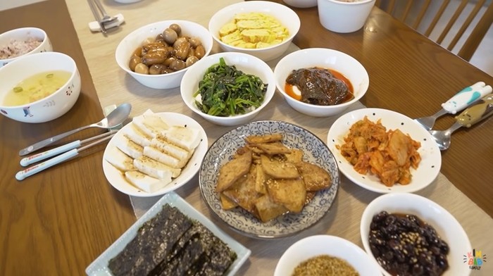 sarapan orang korea sarapan orang korea dengan menu yang super lengkap.
