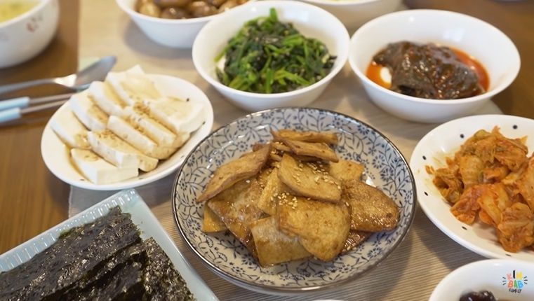 sarapan orang korea dengan menu yang super lengkap.