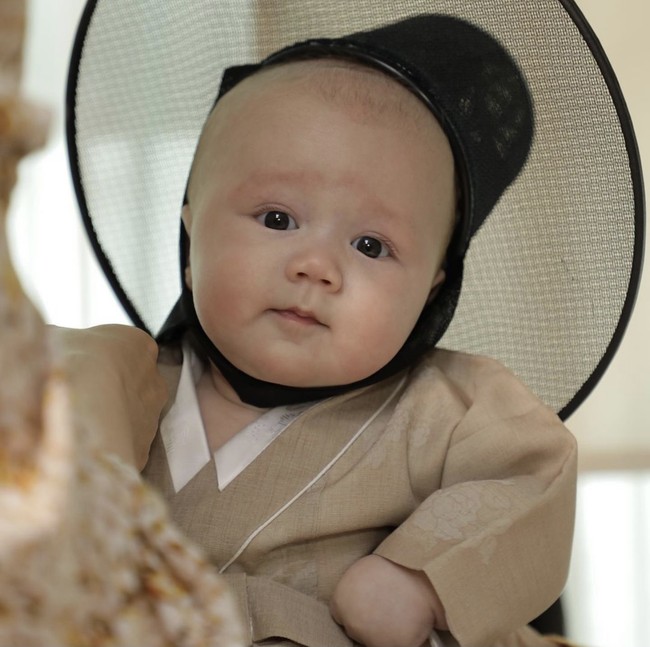 Keputusan Sayuri menjadi single mother sempat menjadi kontroversi di Korea. Namun, tak sedikit pula netizen yang memberikan dukungan karena menilainya mandiri dan kuat. Foto: dok. Instagram sayuriakon13