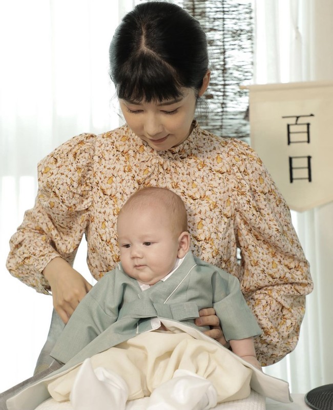 Keputusan Sayuri bermula saat dokter mengatakan ia akan sulit hamil di usianya. Panelist acara My Neighbor Charles ini sempat terpikir untuk menikah, namun tak ingin punya anak dengan pria yang tak dicintainya. Foto: dok. Instagram sayuriakon13