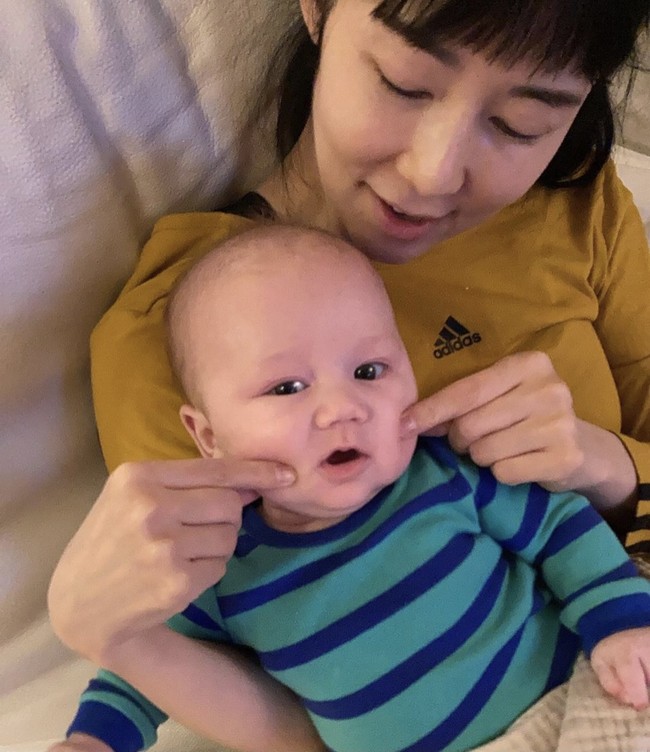 “‘Superman dalam judul program kami berarti pahlawan pertama yang ditemui seorang anak setelah mereka lahir. Sayuri juga memulai perjalanannya sebagai superman, membesarkan seorang anak,” ungkap pihak KBS2. Foto: dok. Instagram sayuriakon13