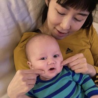 “‘Superman dalam judul program kami berarti pahlawan pertama yang ditemui seorang anak setelah mereka lahir. Sayuri juga memulai perjalanannya sebagai superman, membesarkan seorang anak,” ungkap pihak KBS2. Foto: dok. Instagram sayuriakon13