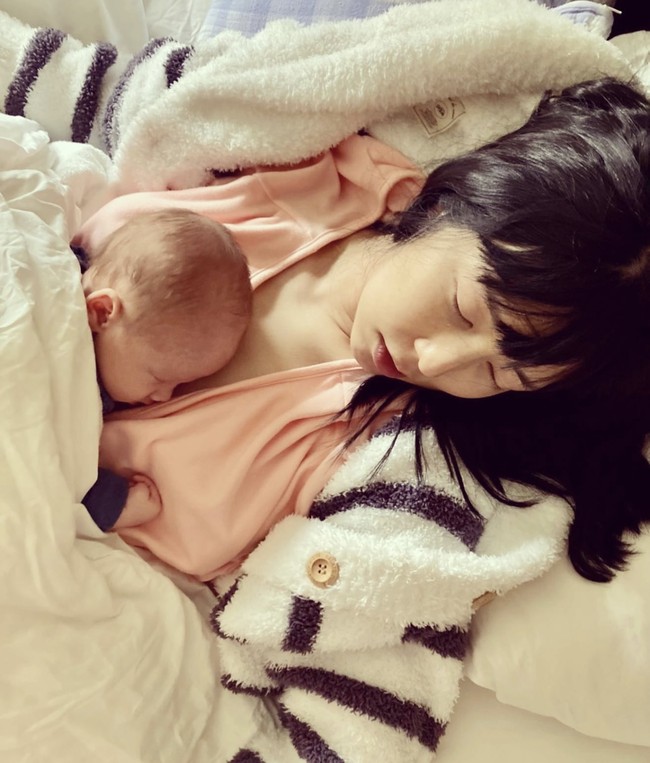 Sayuri melahirkan seorang putra pada 4 November 2020. Ia pun mengungkap alasannya memberi nama ‘Zen’ di akun Instagram. “Namanya ‘Zen’ yang berarti segalanya bagiku. Dia adalah segalanya bagiku.” Foto: dok. Instagram sayuriakon13