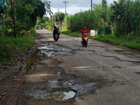 Sebuah spanduk bertuliskan Selamat Datang ke Kampung Wisata Jeglongan Sewu terpasang di jalan. Spanduk itu bentuk kegeraman warga karena laporan mereka soal kerusakan jalan tak mendapat tanggapan dari pemerintah.