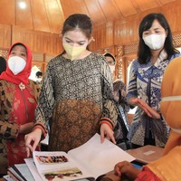 Selvi Ananda mengemban tugas sebagai ketua Tim Penggerak PKK kota Solo. Dalam menjalani tugas dan programnya, Selvi kerap tampil cantik menggunakan batik.  Foto: dok. Instagram/@pemkot_solo