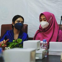 Selain memakai batik, inilah potret manis Selvi mengenakan kebaya biru. Wanita 32 tahun itu berdampingan dengan Ibu Wakil Walikota Surakarta Serlly Yusnita.  Foto: dok. Instagram/@pemkot_solo