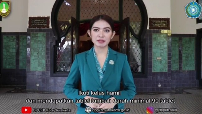 Saat melakukan kampanye bebas stunting (gagal tumbuh) atau yang kerap disebut kurang gizi kronis di media sosial, Selvi tampil cantik dengan seragam PKK. Selvi Ananda tampak ayu dengan rambut yang dicepol.  Foto: dok. Instagram/@pemkot_solo