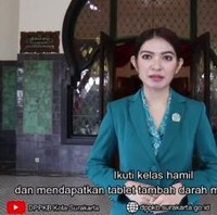 Saat melakukan kampanye bebas stunting (gagal tumbuh) atau yang kerap disebut kurang gizi kronis di media sosial, Selvi tampil cantik dengan seragam PKK. Selvi Ananda tampak ayu dengan rambut yang dicepol.  Foto: dok. Instagram/@pemkot_solo