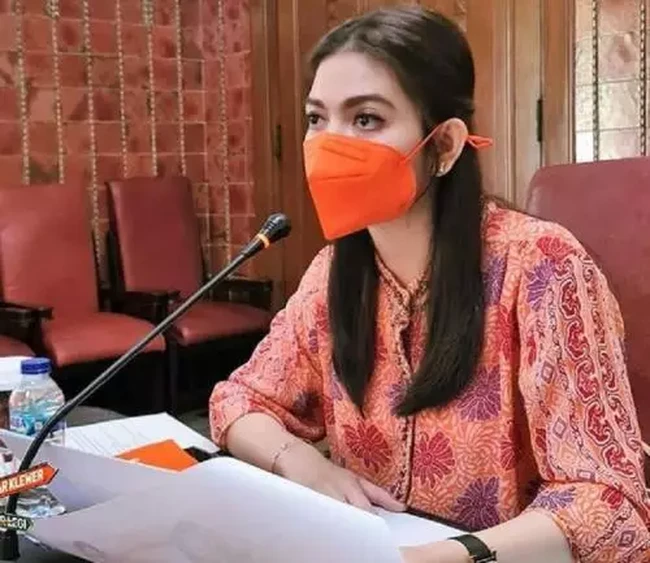 Dalam kesempatan ini, Selvi Ananda mengenakan batik. Pada penampilannya ini, jam tangannya disorot.  Foto: dok. Instagram/@pemkotsurakarta