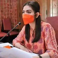 Dalam kesempatan ini, Selvi Ananda mengenakan batik. Pada penampilannya ini, jam tangannya disorot.  Foto: dok. Instagram/@pemkotsurakarta