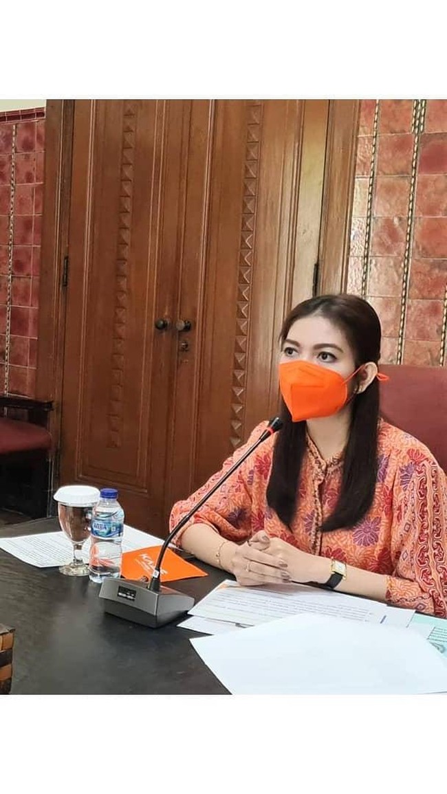 Wanita yang pernah menjuarai kontes kecantikan Putri Solo 2009 itu menggunakan jam tangan Hermes. Disebut-sebut, jam tangannya itu senilai Rp 45 juta.  Foto: dok. Instagram/@pemkot_solo