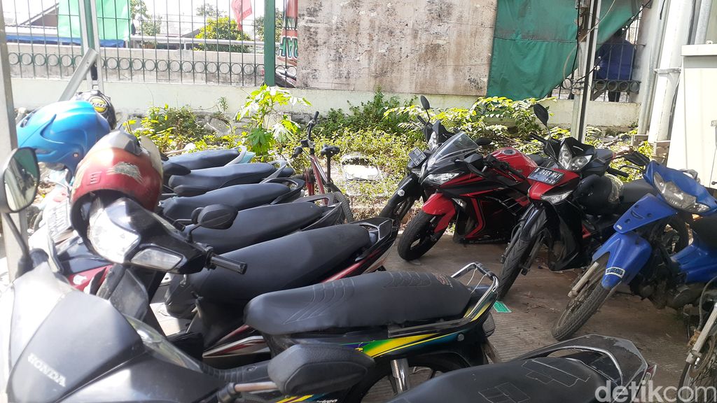 Sepeda-sepeda terparkir di Stasiun Tambun, Bekasi, 26 Maret 2021. (Afzal Nur Iman/detikcom)