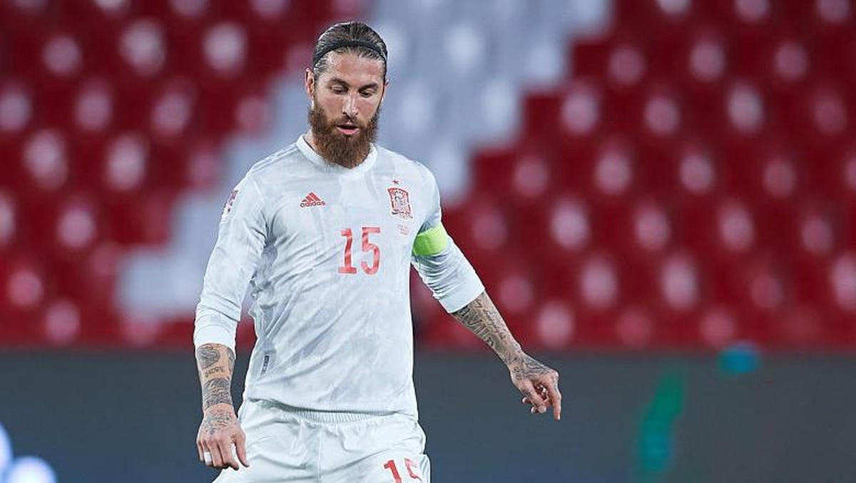 Sergio Ramos hanya main satu babak saat Spanyol diimbangi Yunani di kualifikasi Piala Dunia 2022 (Foto: Getty Images/Fran Santiago)