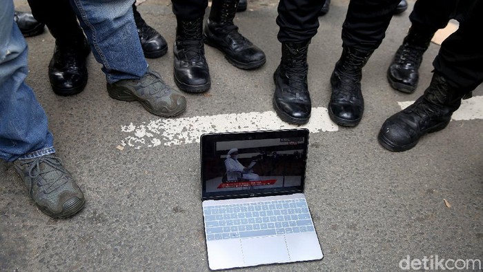 Sidang Eksepsi Rizieq Shihab Disiarkan Secara Online Habib Rizieq Shihab menjalani sidang eksepsi di Pengadilan Negeri Jakarta Timur. Sidang tersebut pun disiarkan secara online.