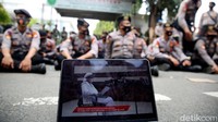 Namun persidangan itu hanya bisa dipantau melalui layar di area Pengadilan Negeri Jakarta Timur (PN Jaktim), bukan langsung dari ruang sidang.