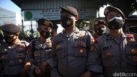 Petugas kepolisian berjaga di depan PN Jakarta Timur, Jumat (26/3/2021).