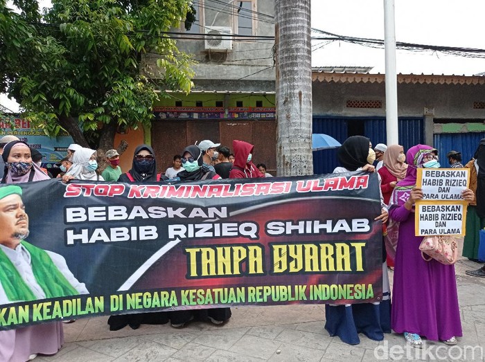 Simpatisan Habib Rizieq Bentangkan Spanduk di PN Jaktim