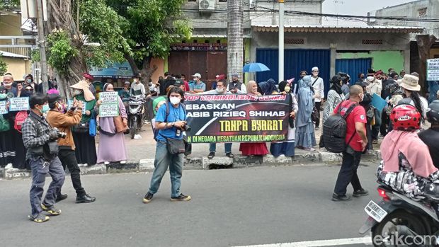 Simpatisan Habib Rizieq Bentangkan Spanduk di PN Jaktim