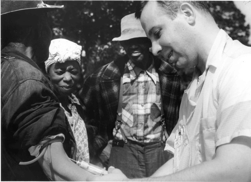 Pada tahun 1932, U.S Public Health Service mulai bekerja dengan Tuskegee Institute untuk melacak perkembangan alami sifilis yang tidak diobati. Studi ini mengamati sifilis yang tidak diobati pada 399 pria Negro pasien sifilis. Kebanyakan dari mereka adalah petani penggarap yang miskin, berkulit hitam, dan buta huruf. Bahkan setelah penisilin muncul sebagai pengobatan yang efektif pada tahun 1947, pasien ini, yang tidak diberi tahu bahwa mereka menderita sifilis, tetapi diberi tahu bahwa mereka menderita 'bad blood'.

Mereka tidak diberi pengobatan atau diberi pengobatan berupa plasebo palsu. Pada akhir penelitian, pada tahun 1972, hanya 74 subjek yang masih hidup. 28 pasien meninggal langsung akibat sifilis, 100 meninggal akibat komplikasi terkait sifilis, 40 istri pasien terinfeksi sifilis, dan 19 anak lahir dengan sifilis kongenital.

Pada tahun 1997, Presiden Bill Clinton secara resmi meminta maaf kepada mereka yang terdampak oleh eksperimen yang sering disebut sebagai eksperimen biomedis paling terkenal dalam sejarah AS.