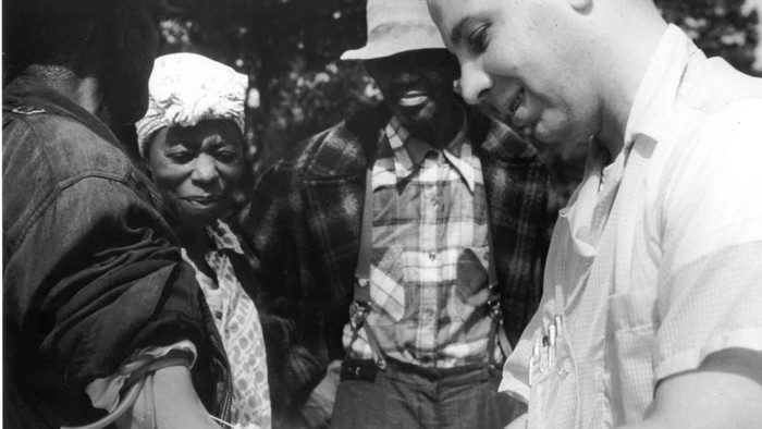 Pada tahun 1932, U.S Public Health Service mulai bekerja dengan Tuskegee Institute untuk melacak perkembangan alami sifilis yang tidak diobati. Studi ini mengamati sifilis yang tidak diobati pada 399 pria Negro pasien sifilis. Kebanyakan dari mereka adalah petani penggarap yang miskin, berkulit hitam, dan buta huruf. Bahkan setelah penisilin muncul sebagai pengobatan yang efektif pada tahun 1947, pasien ini, yang tidak diberi tahu bahwa mereka menderita sifilis, tetapi diberi tahu bahwa mereka menderita bad blood.

Mereka tidak diberi pengobatan atau diberi pengobatan berupa plasebo palsu. Pada akhir penelitian, pada tahun 1972, hanya 74 subjek yang masih hidup. 28 pasien meninggal langsung akibat sifilis, 100 meninggal akibat komplikasi terkait sifilis, 40 istri pasien terinfeksi sifilis, dan 19 anak lahir dengan sifilis kongenital.

Pada tahun 1997, Presiden Bill Clinton secara resmi meminta maaf kepada mereka yang terdampak oleh eksperimen yang sering disebut sebagai eksperimen biomedis paling terkenal dalam sejarah AS.