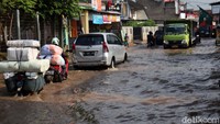 Banjir ini sudah terjadi sejak, Kamis (25/3) malam kemarin akibat luapan Sungai Cikeruh.