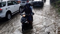 Pantauan detikcom, Jumat (26/3/2021) pagi sekitar Pukul 08.30 WIB banjir ini terjadi sebelum dan sesudah Jembatan Sungai Cikeruh.