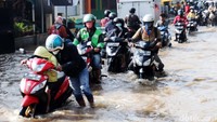 Akibatnya, banyak kendaraan roda dua yang mengalami mogok akibat menerobos genangan banjir dan mesin kendaraannya terendam air.