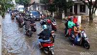Banjir juga menyebabkan arus lalu lintas tersendat.