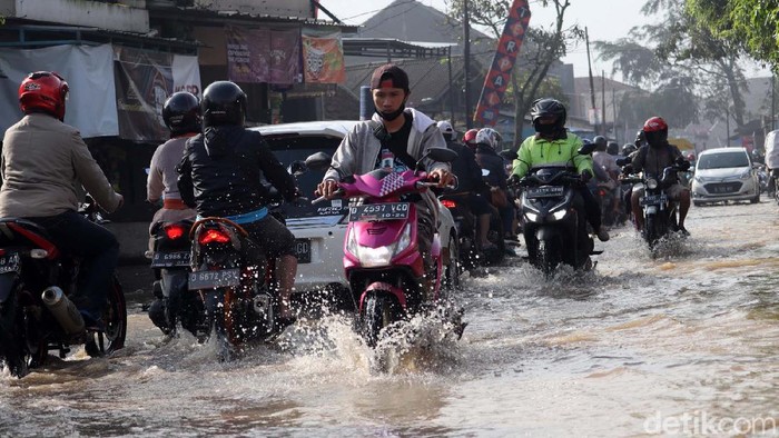 Sungai Meluap, Jalan Raya Sapan Tegalluar Tergenang Jalan Raya Sapan Tegalluar, Kecamatan Bojongsoang, Kabupaten Bandung, Jawa Barat terendam banjir. Banjir ini disebabkan luapan Sungai Cikeruh.