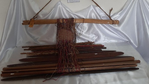 Budaya menenun ini merupakan pengetahuan yang diwariskan nenek moyang mereka. Pada masa lalu, kain terfo berfungsi sebagai pakaian dan untuk keperluan adat. Kain tenun terfo memiliki motif persilangan garis yang menarik. (Hari Suroto/Istimewa) Budaya menenun ini merupakan pengetahuan yang diwariskan nenek moyang mereka. Pada masa lalu, kain terfo berfungsi sebagai pakaian dan untuk keperluan adat. Kain tenun terfo memiliki motif persilangan garis yang menarik. (Hari Suroto/Istimewa)
