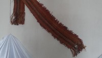 Proses pembuatan selembar kain tenun terfo membutuhkan waktu sekitar satu bulan. Mulai dari pengambilan bahan dari hutan, perebusan daun nibun, pewarnaan, pemintalan menjadi benang, hingga proses menenun. Sebagai bahan, hanya bagian daun pucuk muda pohon nibun yang bisa digunakan. (Hari Suroto/Istimewa)