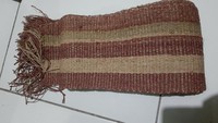 Ragam hias yang ditenun pada kain itu terdiri dari garis-garis arah lungsi atau persilangan garis lungsi dengan garis pakan. Proses yang alami dan memakan waktu lama ini menentukan nilai kain tenun terfo. Satu lembar tenun terfo seharga Rp 1 juta. (Hari Suroto/Istimewa)