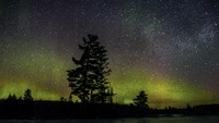 Penampakan Milky Way ditambah munculnya aurora borealis yang langka membuat langit semakin menakjubkan.