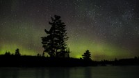 Aurora borealis atau cahaya utara muncul di pusat Ontario utara Hwy 36 di Danau Kawartha, Ontario, Kanada.