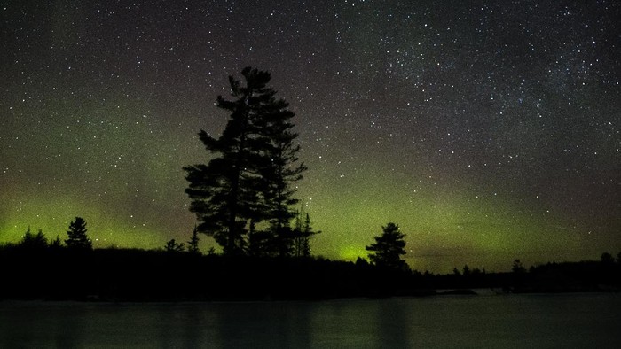 Terpukau Indahnya Gugusan Bima Sakti The aurora borealis, or northern lights, make a rare appearance over central Ontario north of Hwy 36 in Kawartha Lakes, Ont., on Sunday, March 21, 2021. (Fred Thornhill/The Canadian Press via AP)