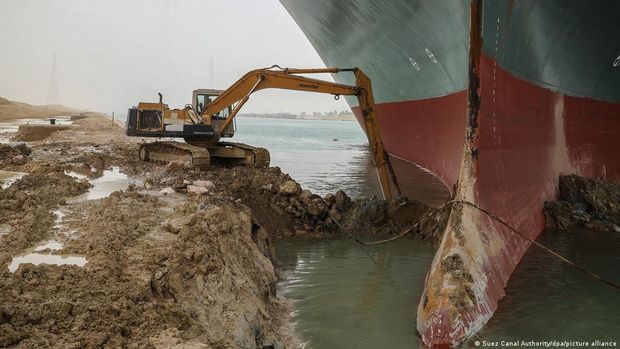 Terusan Suez Diperkirakan Terblokir Berminggu-minggu, Perdagangan Global Rugi Besar