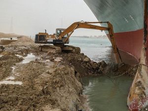 Kapal Raksasa Masih Nyangkut di Terusan Suez, Militer AS Kirim Tim Pakar