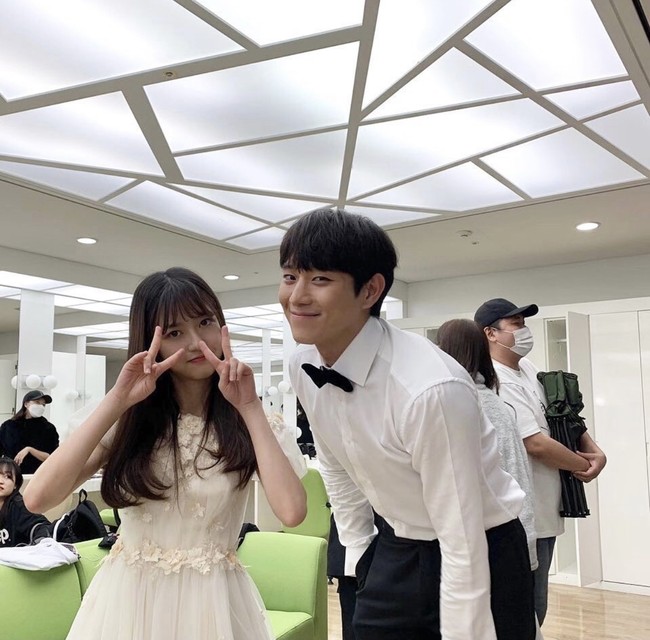 Dalam wawancaranya dengan The Star, Kim Young Dae pun mengaku lebih memilih Bae Ro Na (pemain Kim Hyun Soo) ketimbang Joo Seok Kyung (pemain Han Ji Hyun). Menurutnya, Bae Ro Na telah mengubah hidup karakter Joo Seok Hoon. Foto: dok YouTube youngdae0302