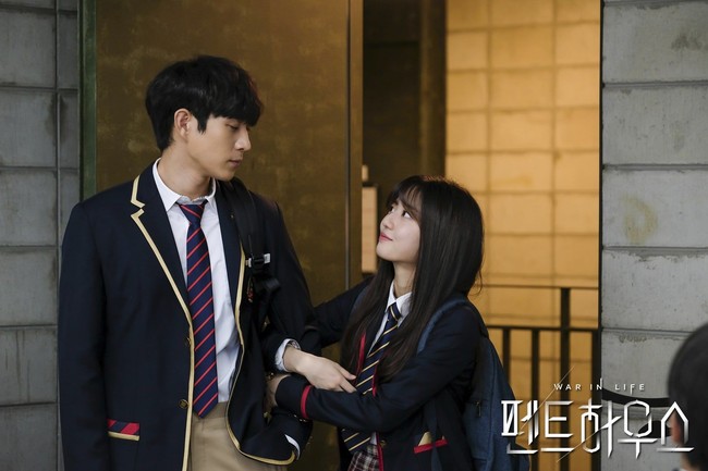 Hubungan keduanya bermula dari Joo Seok Kyung (pemain Han Ji Hyun), yang meminta saudara kembarnya mendekati Bae Ro Na. Ia ingin membuat Ha Eun Byeol (pemain Choi Ye Bin) kesal dan cemburu. Foto: dok SBS