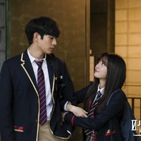 Hubungan keduanya bermula dari Joo Seok Kyung (pemain Han Ji Hyun), yang meminta saudara kembarnya mendekati Bae Ro Na. Ia ingin membuat Ha Eun Byeol (pemain Choi Ye Bin) kesal dan cemburu. Foto: dok SBS