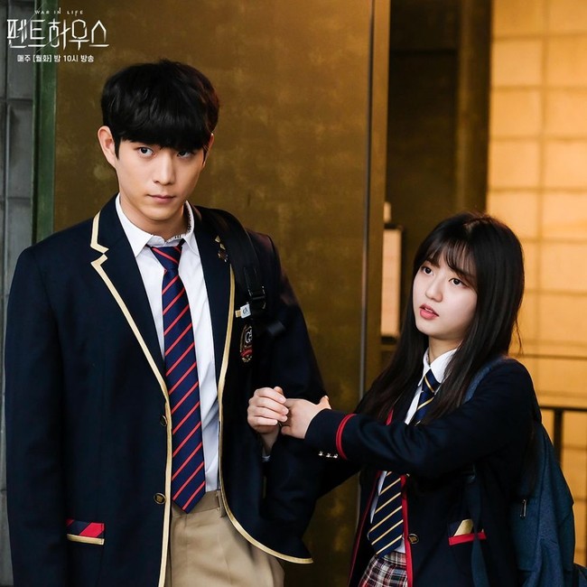 Di tengah ketegangan drama Korea The Penthouse, pasangan Joo Seok Hoon (pemain Kim Young Dae) dan Bae Ro Na (pemain Kim Hyun Soo) bikin penggemar gemas. Keduanya saling menunjukkan perhatian satu sama lain. Foto: dok SBS