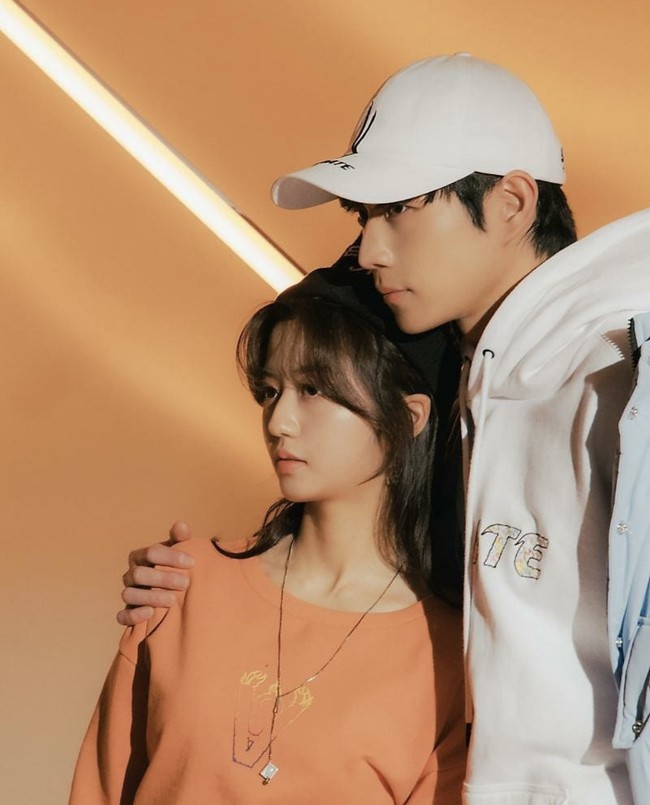 Kim Young Dae dan Kim Hyun Soo pun menunjukkan chemistry kuat di luar syuting The Penthouse 2. Keduanya dipertemukan dalam pemotretan dan wawancara bersama Cosmopolitan. Foto: dok HODU&U Entertainment