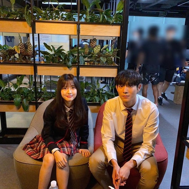 Dalam season pertama The Penthouse, Joo Seok Hoon (pemain Kim Young Dae) mengumumkan hubungannya dengan Bae Ro Na (pemain Kim Hyun Soo). Membuat semua murid kaget termasuk saudara kembarnya, Joo Seok Kyung. Foto: dok Twitter
