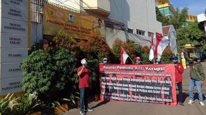 Masa yang tergabung dalan Koalisi Pemuda Anti Korupsi menggelar aksi terkait dugaan Korupsi yang melibatkan Walikota Sorong yang juga Ketua Golkar Papua Barat di depan Kantor DPP Partai Golkar, Jakarta, Jum'at (26/3/2020). Dalam aksinya masa meminta Ketua Umum Golkar, Airlangga Hartarto untuk menunda SK kepengurusan Golkar Prov. Papua Barat sebelum ada keputusan soal kasus dugaan korupsi yang menyeret kadernya itu.