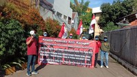 Masa yang tergabung dalan Koalisi Pemuda Anti Korupsi menggelar aksi terkait dugaan Korupsi yang melibatkan Walikota Sorong yang juga Ketua Golkar Papua Barat di depan Kantor DPP Partai Golkar, Jakarta, Jumat (26/3/2020). Foto: dok. Pemuda Anti Korupsi